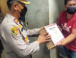 Di Susukan, Kapolres Jaktim dan Kapolsek Ciracas Salurkan Langsung Sembako dari Kapolda Metro Jaya