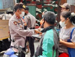 Jumat Barokah, Warga Pademangan Kembali Dapat Makanan Nasi Kotak dari Polisi