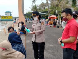 Di Ancol, Polisi Imbau Pengunjung Patuhi Prokes dan Bagikan Masker Gratis