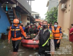 Ditengah Banjir, Polisi di Pademangan Evakuasi Ibu yang Ingin Melahirkan