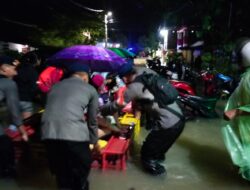 Puluhan Personel Polda Sulsel Diturunkan Bantu Warga yang Terdampak Banjir