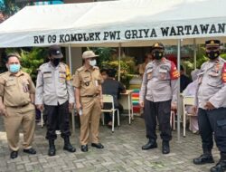 Anggota Polsek Jatinegara Lakukan Pengamanan Vaksin di Cipinang Muara