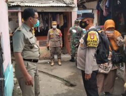 Polisi Dampingi KPKP saat Lakukan Penertiban Kandang Burung Dara di Pemukiman Warga