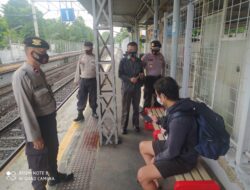 Di Stasiun Kereta Api, Personel Polsek Matraman Ajak Warga agar Segera Divaksin Covid