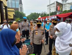 Usai Divaksin, Ribuan Warga Bandung dapat Bantuan Sembako dari Polda Jawa Barat