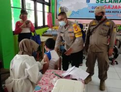 Sejumlah Personel Lakukan Pengaman Pemberian Vaksin Merdeka Anak Usia 6-11 Tahun di Jatinegara