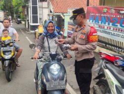 Jakarta Bermasker, Personel Polsek Kramatjati Bagi-bagi Masker Gratis ke Warga
