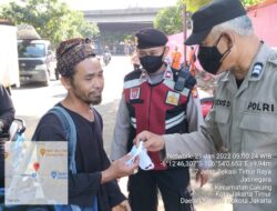 Di Jalan Bekasi Timur Raya, Polsek Kramatjati Bagikan Masker Gratis ke Warga yang Melintas