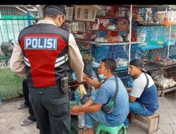 Di Pasar Ikan Jatinegara, Polisi Bagikan Masker Gratis