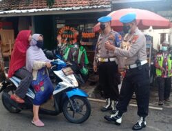 Di Jalan Merpati, Kanit Provost Polsek Kramatjati Bagikan Masker Gratis