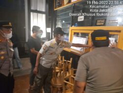 Operasi PPKM di Ciracas, Cafe yang Melanggar Prokes Disegel Tutup 24 Jam Oleh Petugas