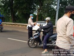 Gerakan Jakarta Bermasker, Polisi di Cipayung Bagikan Masker Gratis