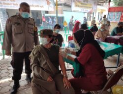 Siswa Latja dan Binmas Polsek Ciracas Monitoring Vaksinasi Covid di Susukan