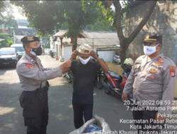 Anggota Polsek Pasar Rebo Lakukan Pendisiplinan Prokes dengan Membagikan Masker Gratis ke Warga