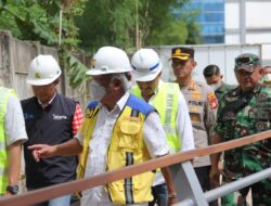 Kapolres Metro Jakarta Timur Dampingi Menteri PUPR saat Meninjau Pembangunan Sodetan Kali Ciliwung
