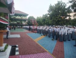 Saat Jadi Irup, Kapolsub Sektor Kebon Nanas Beri Pembinaan Disiplin kepada Pelajar SMAN 53