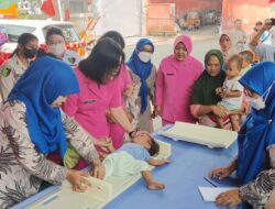 Ibu Bhayangkari Cabang Jakut Sosialisasi Pencegahan Stunting di Ancol, Berikan Paket Makanan Bergizi dan Bingkisan ke Warga