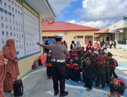Sat Lantas Polres Sinjai Perkenalkan Tugas Polisi Kepada Anak TK Saat Kunjungi Mapolres