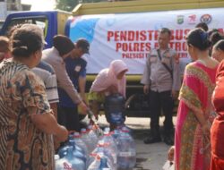 Polres Metro Jakarta Timur Bagikan Air Bersih Kepada Masyarakat Slum Area di Duren Sawit