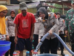 Warga Kelurahan Gedong Pasar Rebo Alami Kekeringan, Polisi Bantu Salurkan Air Bersih dan Paket Sembako