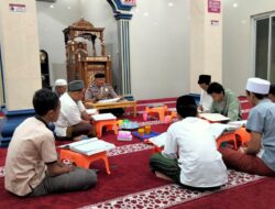 Anggota Polres Metro Jakarta Timur Isi Bulan Suci Ramadhan dengan Tadarus Al-Quran Bersama Warga