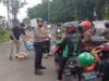 Polri Berbagi pada Bulan Ramadhan, Ratusan Paket Takzil Polsek Ciracas Bagikan kepada Pengguna Jalan Raya