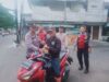 Di Jalan Bekasi Timur, Polsek Pulugadung Bagi-bagi Takzil Gratis kepada Pengendara
