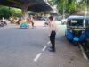 Beri Rasa Aman dan Nyaman kepada Pengguna Jalan Raya, Anggota Polsek Matraman Lakukan Gatur Lalin di Titik Rawan Kemacetan